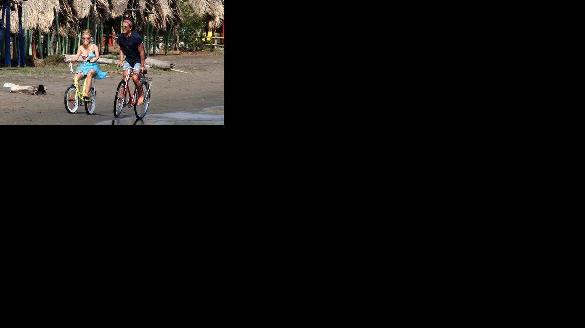Shakira y Carlos Vives durante la grabación del video “La bicicleta” en Colombia. EFE