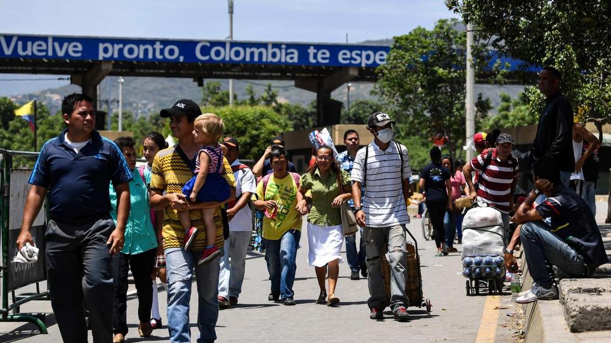 People cross the Simón Bolívar International Bridge from Cúcuta in Colombia to San Antonio del Tachira in Venezuela, on May 20, 2019. According to the United Nations, since 2015 more than three million Venezuelans have fled the worst economic and political crisis in the history of the country with the largest oil reserves in the world.