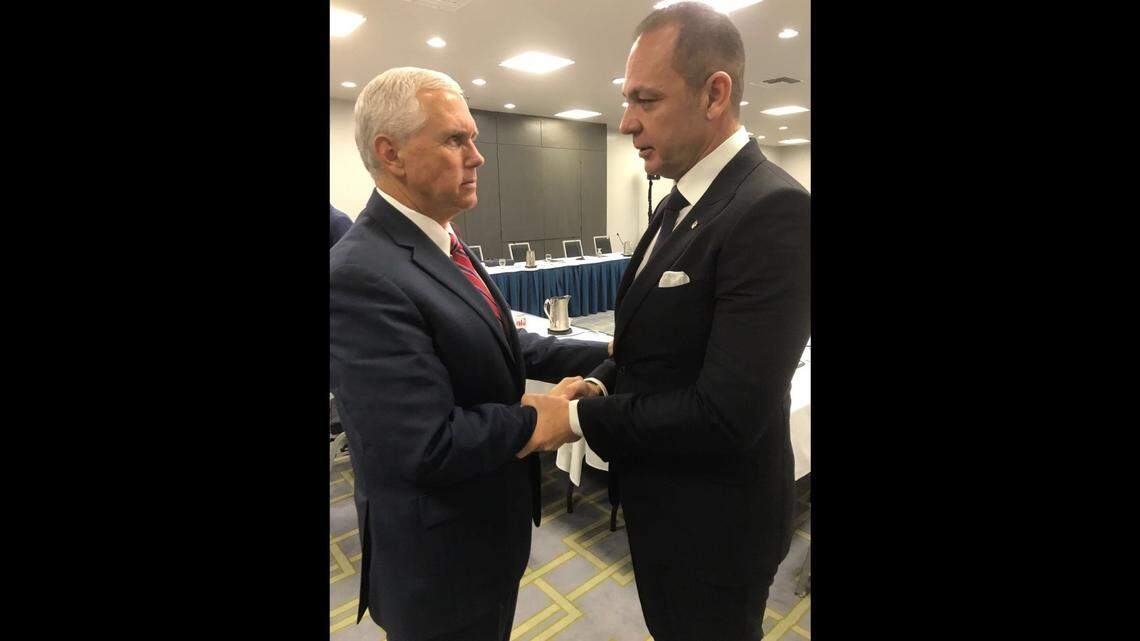 El magnate venezolano de los medios Raúl Gorrin saluda al vicepresidente Mike Pence el año pasado.