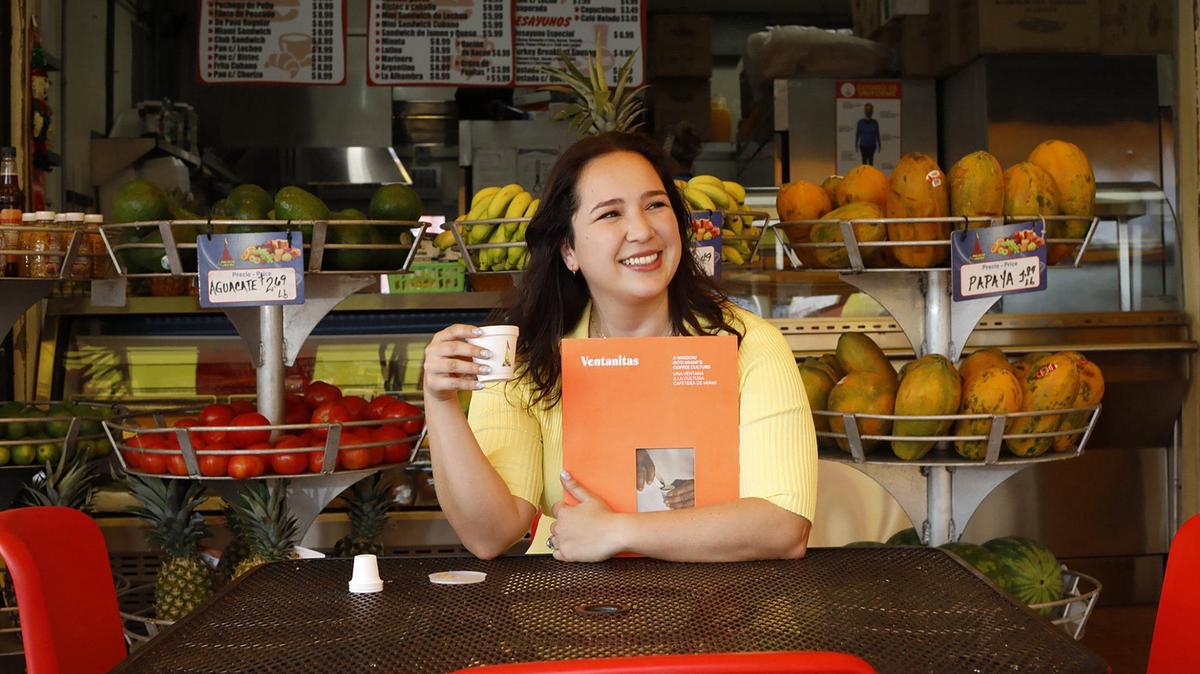 Daniela Pérez Mirón, autora del libro ‘Ventanitas: A Window into Miami’s Coffee Culture’, que explora un fenómeno único de Miami, “las ventanitas”, donde las personas se acercan a tomar café y conversar. Pérez Mirón en El Palacio de los Jugos, el 8 de marzo de 2024.