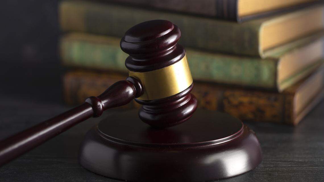 Una pareja de Florida se declaró culpable de conspirar para importar madera contrachapada en violación a varias leyes.