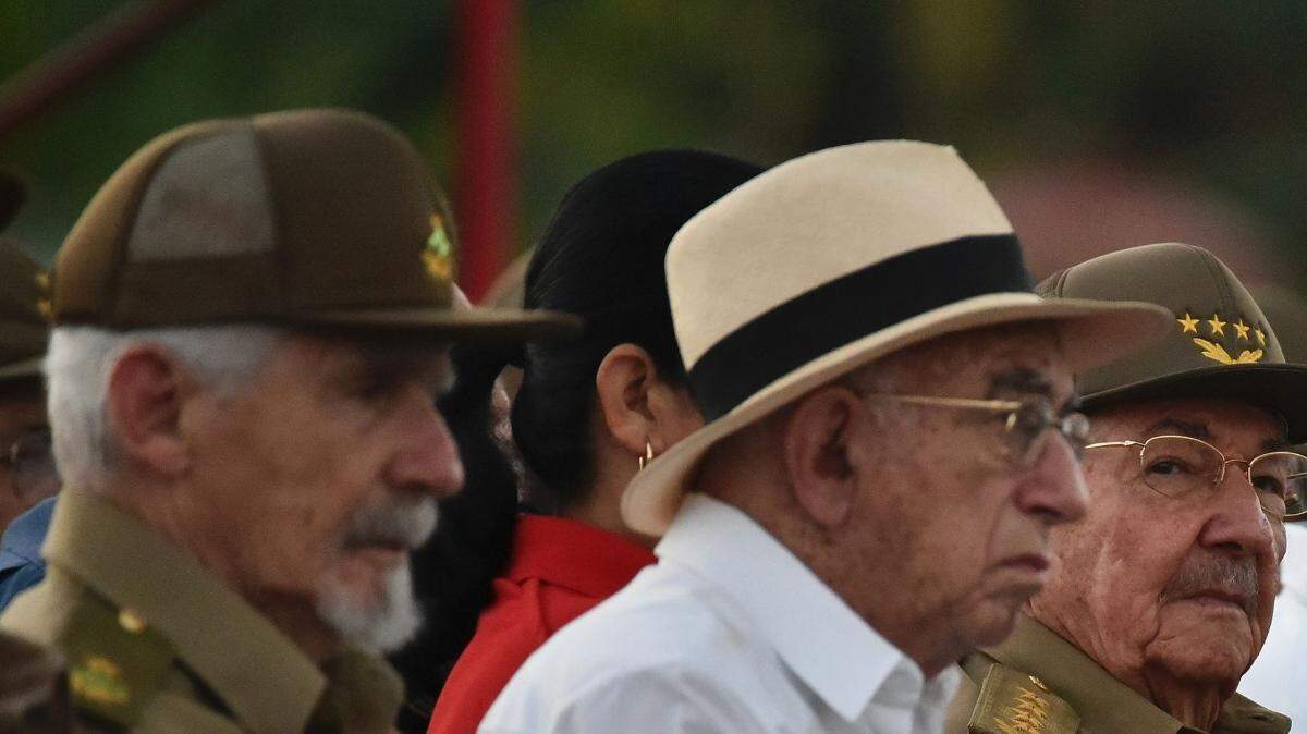 Plana mayor del gobierno de Cuba asiste a la conmemoración del 64 aniversario del Asalto al Cuartel Moncada, este miércoles 26 de julio de 2017 en Pinar del Río, Cuba. De izq. a der.: Ramiro Valdez, vicepresidente del Consejo de Estado; José Ramón Machado Ventura, vicepresidente; gobernante Raúl Castro; Esteban Lazo, presidente de la Asamblea Nacional; y Miguel Díaz-Canel, primer vicepresidente. 