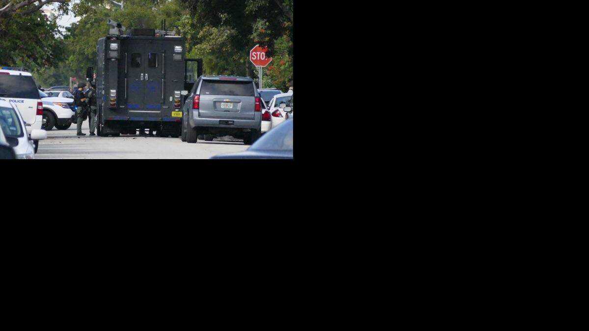 La policía acudió a la casa, ubicada cerca de la avenida 140 y la calle 20 del suroeste, tras recibir una llamada al 911 sobre una situación de violencia doméstica.