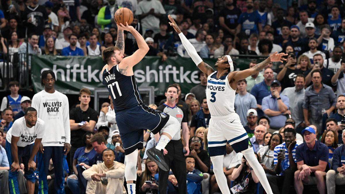  Con otra monumental actuación del esloveno Luka Doncic (izq.), los Mavericks de Dallas le ganaron 116-107 a los Timberwolves de Minnesota y tomaron una ventaja 3-0 en la serie para colocarse a un solo paso de las Finales de la NBA.