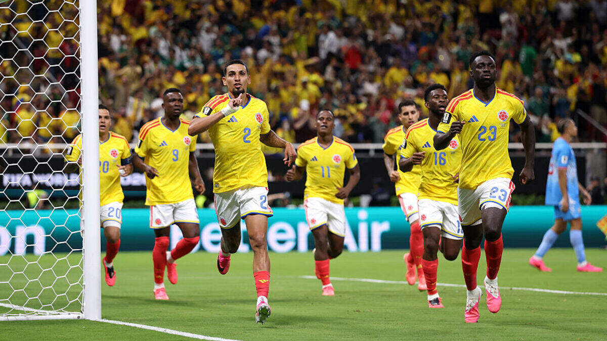 El jugador de Colombia Daniel Muñoz (#2) celebra con sus compañeros de equipo tras anotar un gol ante República Democrática del Congo, en el partido del Grupo K de la Copa Mundial efectuado el 23 de junio de 2026 en Guadalajara, México.