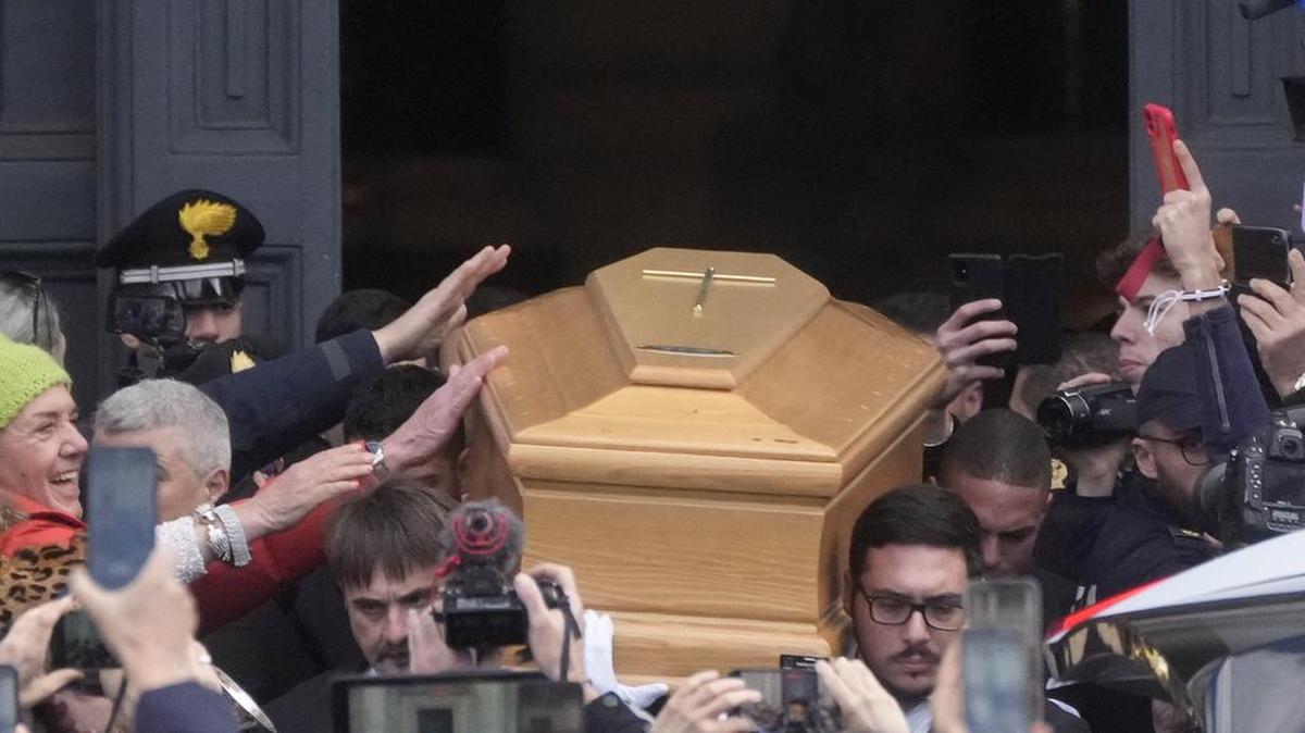 El ataúd de la difunta leyenda del cine Gina Lollobrigida sale de la iglesia de Santa María en Montesanto después de la ceremonia fúnebre, el jueves 19 de enero de 2023. (Foto AP/Gregorio Borgia)