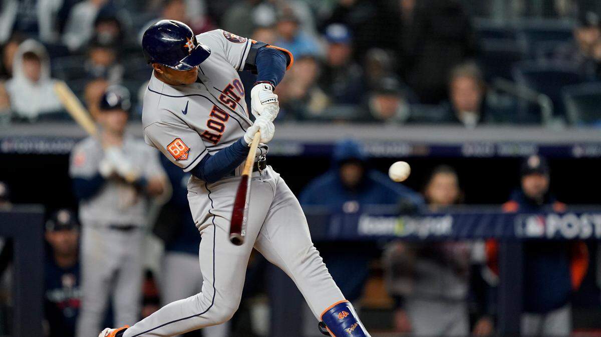 El torpedero de los Astros Jeremy Peña conecta un jonrón en el tercer inning del partido ante los Yankees, en el cuarto juego de la Serie de Campeonato de la Liga Americana, celebrado el 23 de octubre de 2022 en Nueva York.