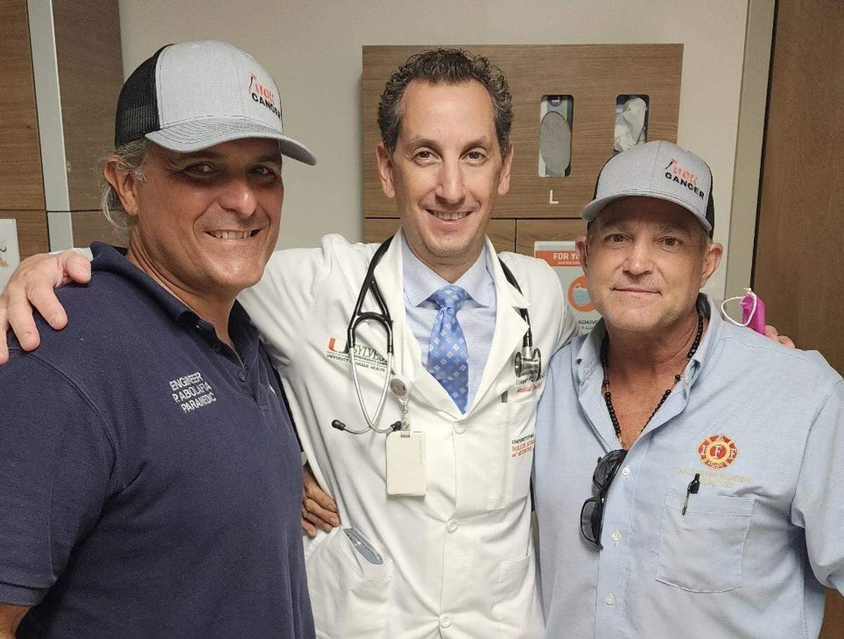 Bombero Paul Abolafia, médico oncólogo Joseph Pizzolato de la Universidad de Miami y Eric Johnson, bombero diagnosticado con cáncer a mediados de 2022