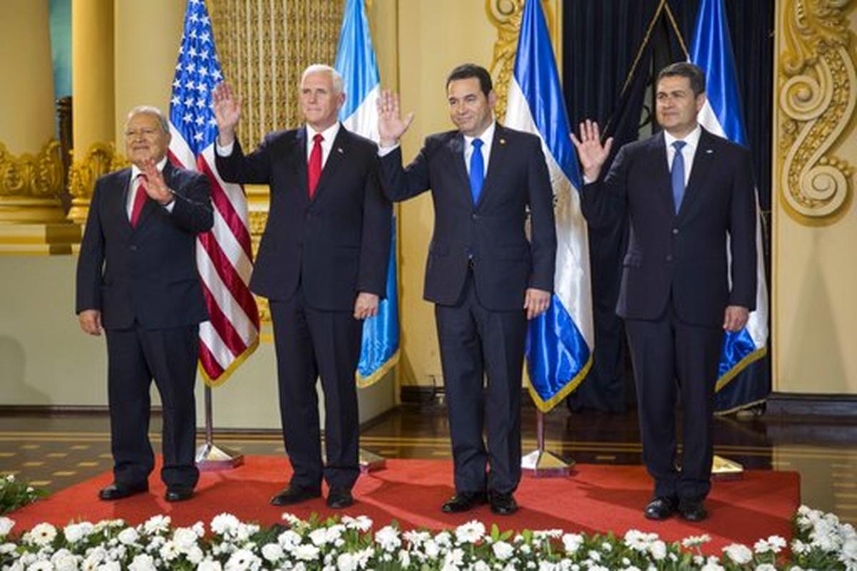 (De izq. a der.) Salvador Sánchez, presidente de El Salvador; Mike Pence, vicepresidente de Estados Unidos; Jimmy Morales, presidente de Guatemala, y Juan Orlando Hernández, presidente de Honduras, antes de una reunión sobre inmigración en el Palacio Nacional de la Ciudad de Guatemala, el 28 de junio del 2018.