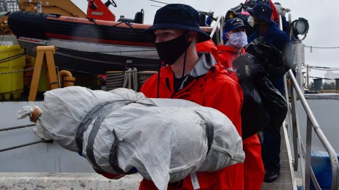 Guardia Costera descarga en Port Everglades contrabando de droga valorado en $25.7 millones