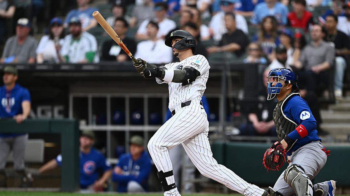 El tercera base de los Medias Blancas Miguel Vargas pega un jonrón de tres carreras en el primer inning del partido contra los Cachorros, celebrado el 16 de mayo de 2026 en Chicago. 