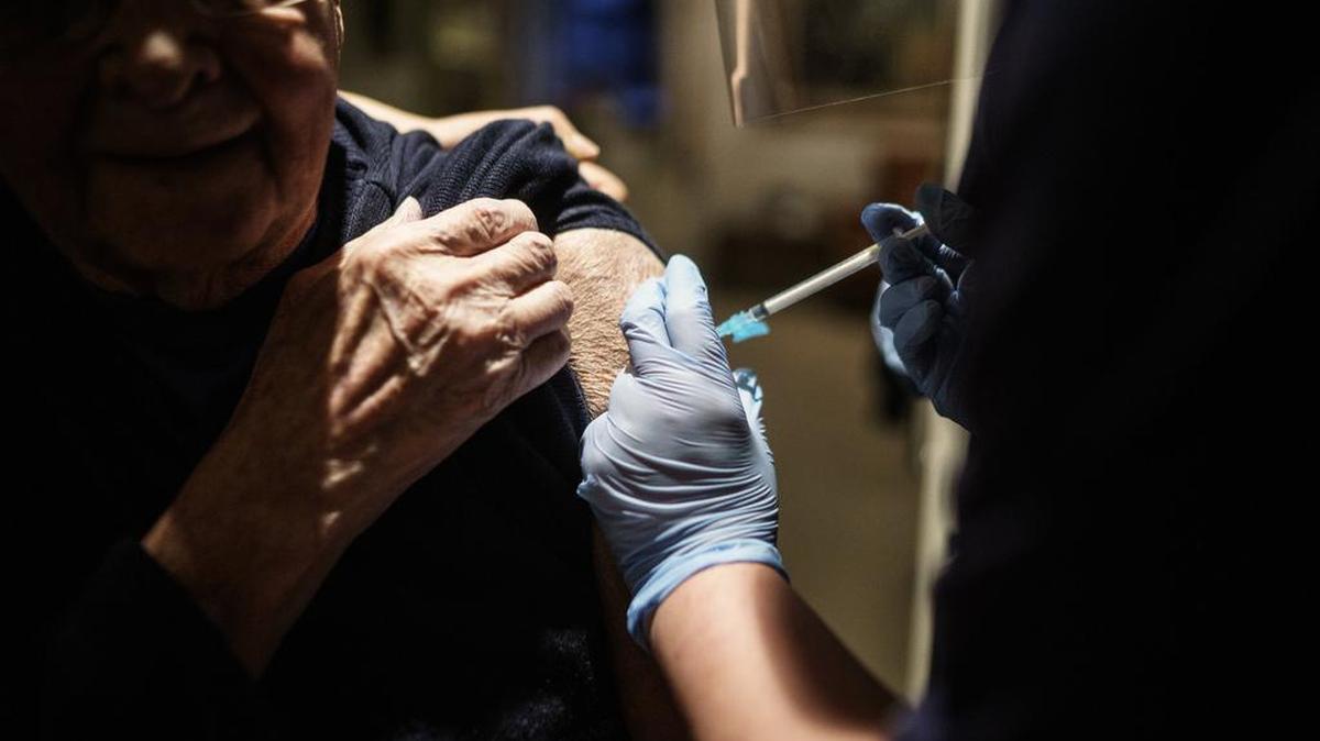Una residente de una de las residencias de ancianos de Attendo en Gotemburgo recibe su primera dosis de la vacuna Pfizer-BioNtech COVID-19 el 7 de enero de 2021 en Gotemburgo, Suecia.