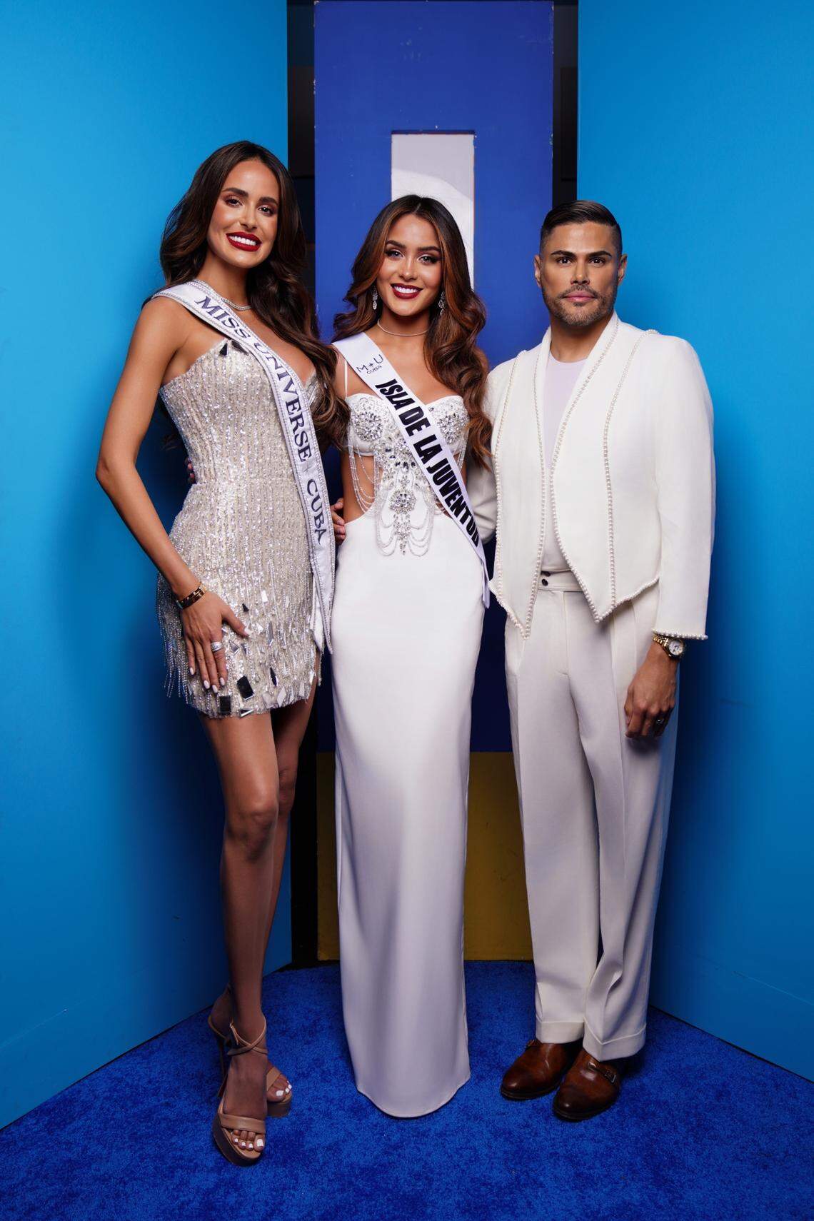 Marianela Ancheta, Mia Donadio, representing the Isle of Youth in Miss Universe Cuba, and the pageant director, Prince Julio César.