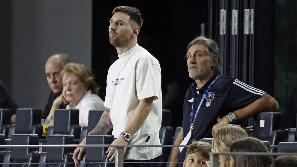 La estrella del Inter Miami Lionel Messi mira el partido ante Monterrey, en la ida de los cuartos de final de la Liga de Campeones de la Concacaf, celebrado el 3 de abril de 2024 en Fort Lauderdale, Florida.