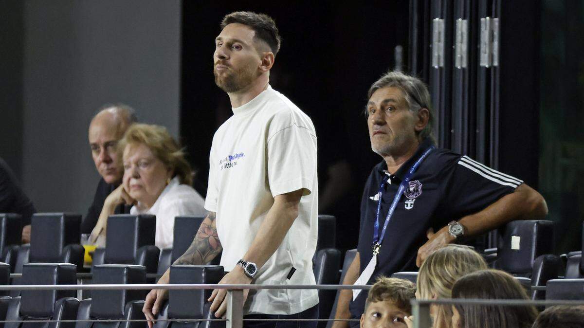 La estrella del Inter Miami Lionel Messi mira el partido ante Monterrey, en la ida de los cuartos de final de la Liga de Campeones de la Concacaf, celebrado el 3 de abril de 2024 en Fort Lauderdale, Florida.