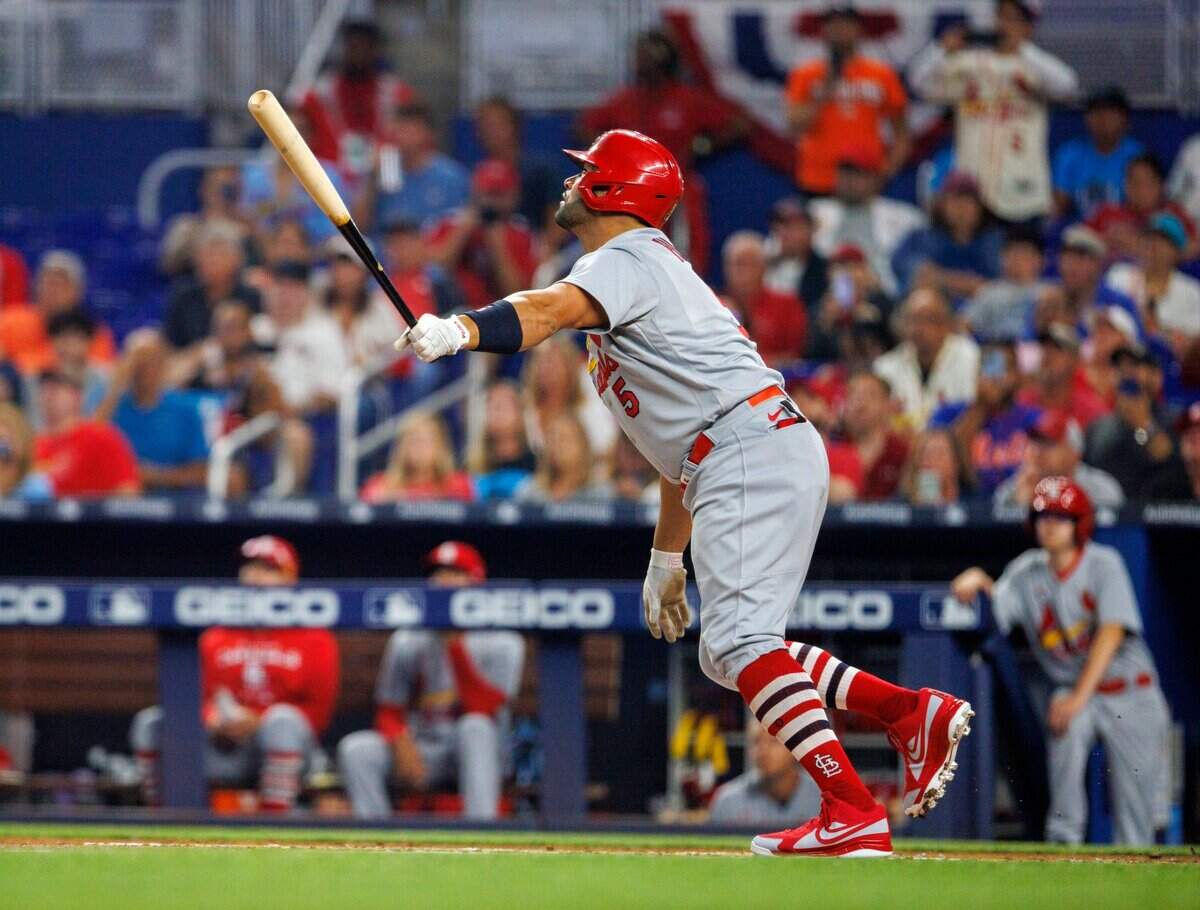 El bateador designado de los Cardenales Albert Pujols batea un doble en el segundo inning del partido ante los Marlins, celebrado el 19 de abril de 2022 en Miami.