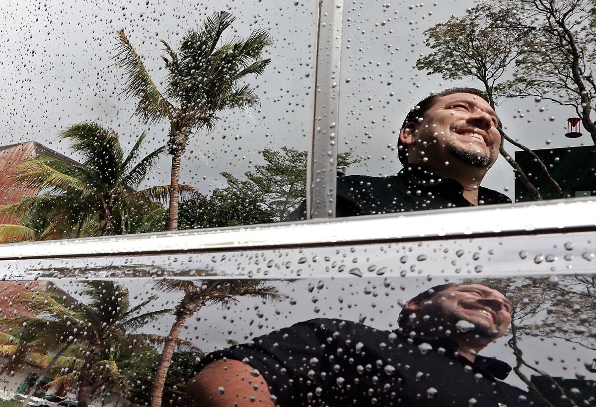 Raul Ydler trabaja a tiempo completo como conductor para Lyft en Miami. Fue fotografiado junto a su auto en el Design District, el 11 de febrero.