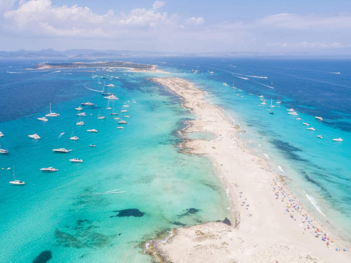 Al norte de la isla de Formentera (Baleares) la playa de Ses Illetes, por ser pura naturaleza, por haber logrado permanecer protegida al formar parte del Parque Natural de Ses Salines. Su ubicación privilegiada le brinda aguas de un azul cristalino que enamoran al visitante.