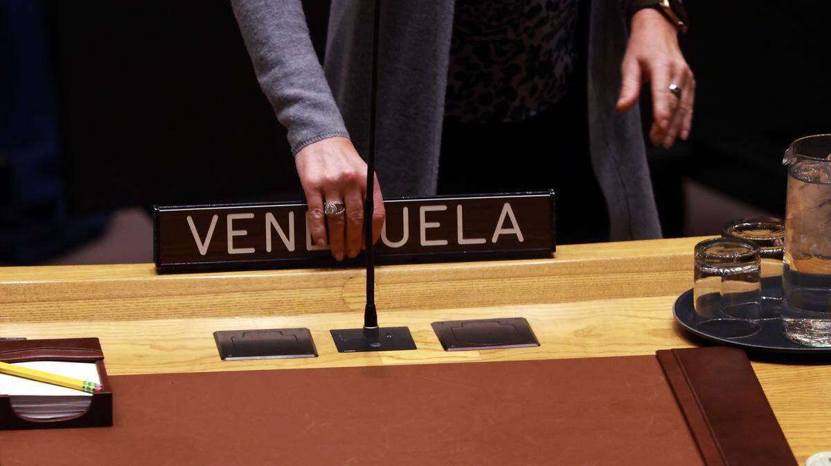 Se realizan preparativos para una reunión del Consejo de Seguridad en las Naciones Unidas (ONU) sobre la situación en Venezuela el 5 de enero de 2026 en la ciudad de Nueva York. La administración Trump capturó al presidente de Venezuela, Nicolás Maduro, y a la primera dama, Cilia Flores, en una operación militar durante el fin de semana en Caracas, trasladándolos a Nueva York para que enfrenten juicio por cargos federales relacionados con narcoterrorismo.