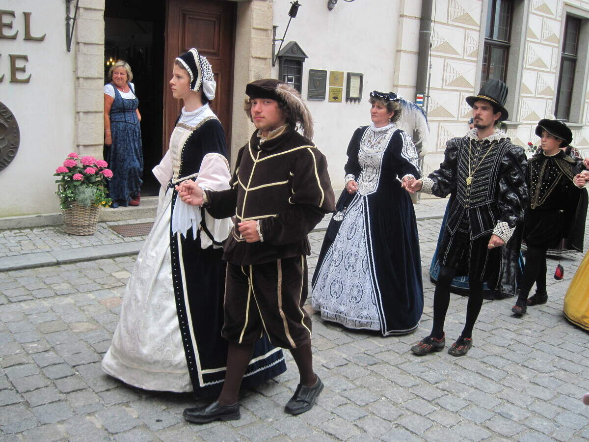 Desfile celebrando La Rosa de Cinco Pétalos.