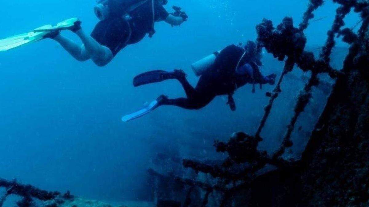 Buzos nadan sobre la cubierta del Eagle, frente a Islamorada, en los Cayos de la Florida, en 2018.