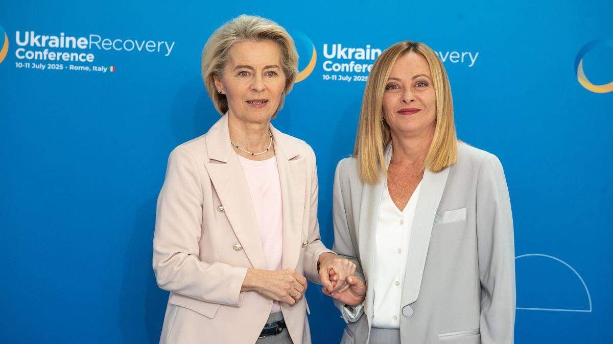 Giorgia Meloni, primera ministra del gobierno italiano (der.), recibe a Ursula von der Leyen, presidenta de la Comisión Europea, durante la Conferencia sobre la Recuperación de Ucrania 2025, celebrada el jueves 10 de julio de 2025 en Roma. Tras las ediciones de Lugano, Londres y Berlín, el objetivo de la cuarta edición de la conferencia, celebrada en Roma, es la reconstrucción a largo plazo de Ucrania tras la guerra. Los objetivos serán la reconstrucción y protección de la infraestructura energética, el desminado y la rehabilitación de las zonas destruidas.