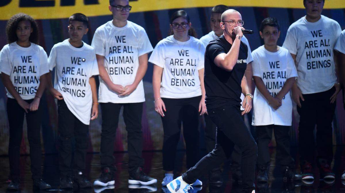 El rapero Logic durante su presentación en la ceremonia de los premios 2018 MTV Video Music Awards, en el Radio City Music Hall el 20 de agosto de 2018 en New York.
