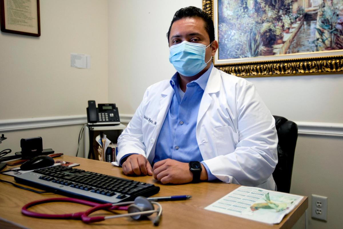 Rheinchard Reyes, especialista en medicina familiar, es el director médico de la St. John Bosco Clinic.
