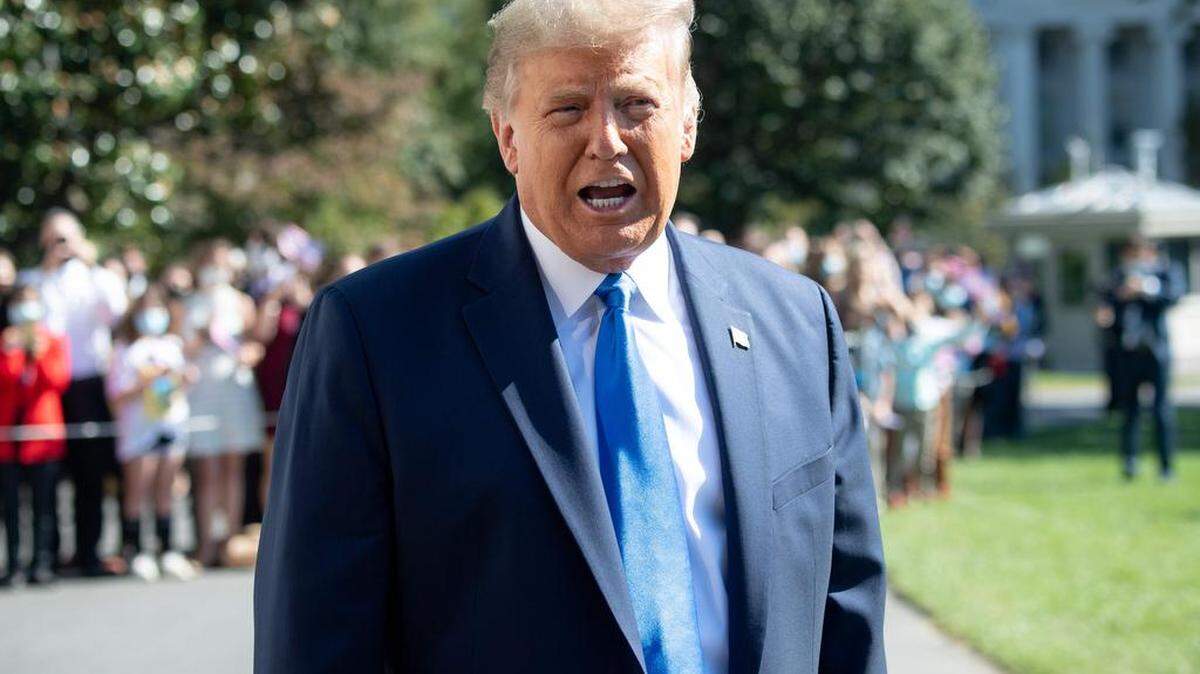 El presidente de los Estados Unidos, Donald Trump, habla con la prensa al salir de la Casa Blanca en Washington, DC, el 15 de octubre de 2020.