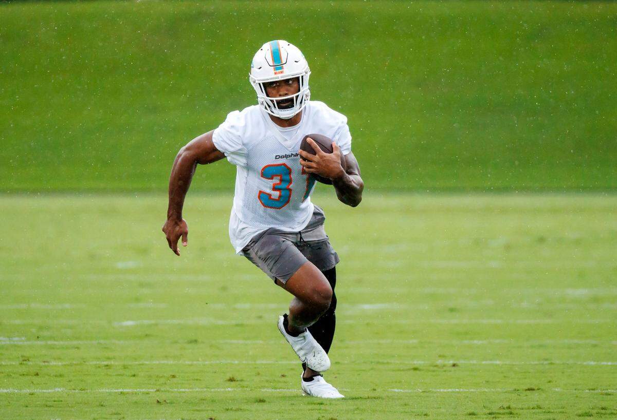 El running back de los Dolphins Raheem Mostert corre con el ovoide en una práctica en el Baptist Health Training Complex, en el Hard Rock Stadium, el 14 de septiembre de 2022 en Miami Gardens, Florida.