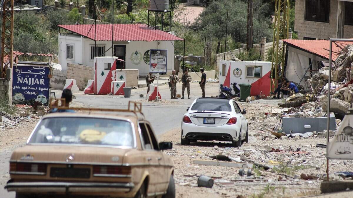 Unidades del ejército libanés establecen un puesto de control en la localidad sureña de Kafra, cerrando la carretera que conduce al cercano pueblo de Haris, donde las fuerzas militares israelíes mantienen presencia, el 15 de junio de 2026.