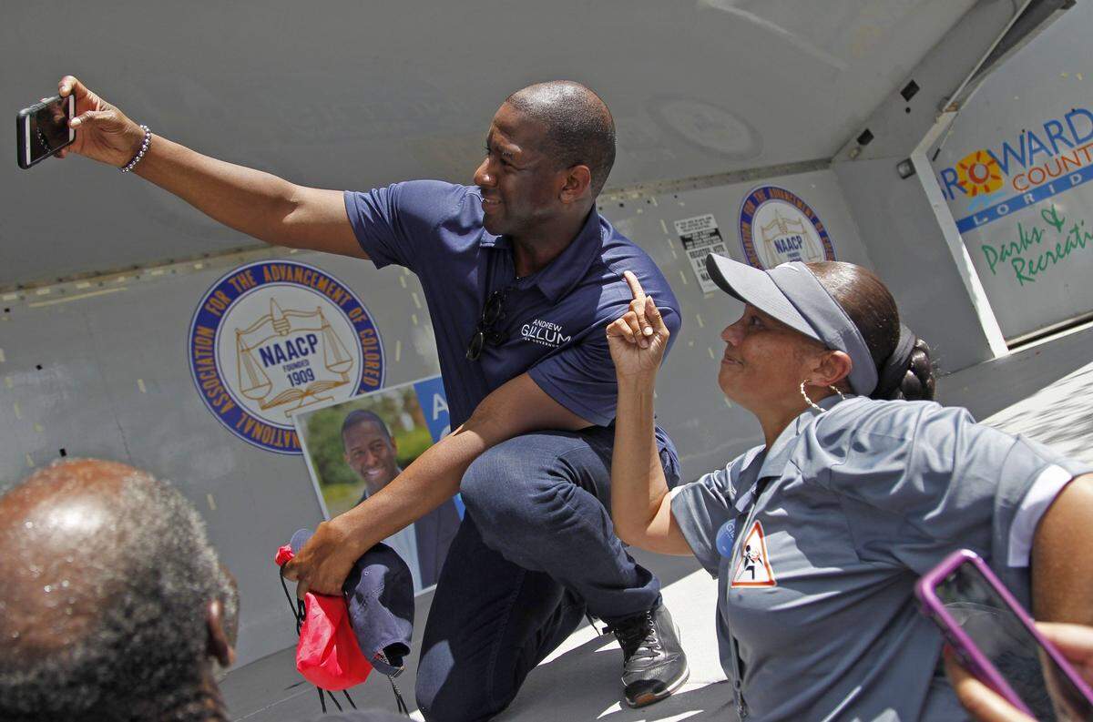 Andrew Gillum, candidato demócrata a la gobernación de la Florida, se toma una foto con una partidaria en 26 de agosto del 2018 en Fort Lauderdale, Florida.