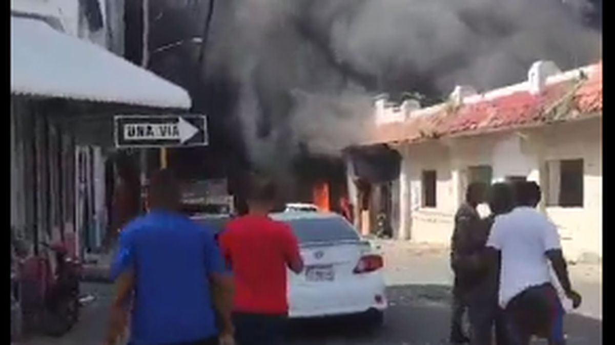 Una poderosa explosión sacudió el lunes un bullicioso mercado de una ciudad cercana a la capital de la República Dominicana, provocando la muerte de al menos tres personas y lesionando a más de 30, informaron autoridades.