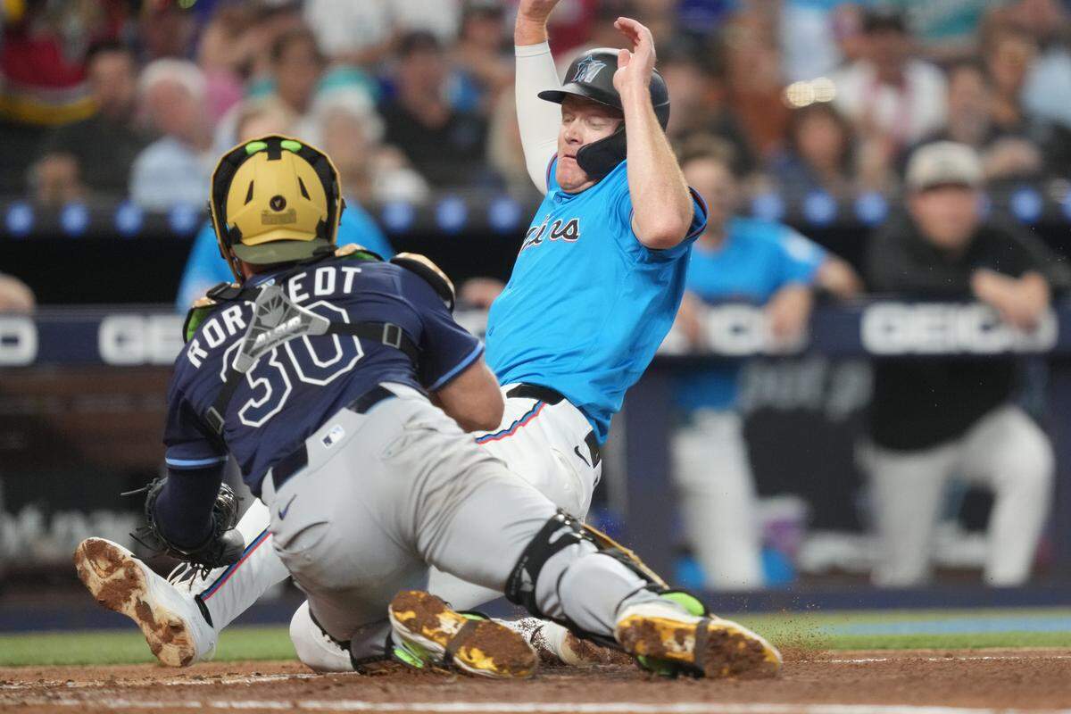 El jardinero de los Marlins Eric Wagaman (der.) es puesto out por el receptor de los Rays de Tampa Bay Ben Rortvedt, en el segundo inning del partido celebrado el 18 de mayo de 2025 en el loanDepot Park en Miami.