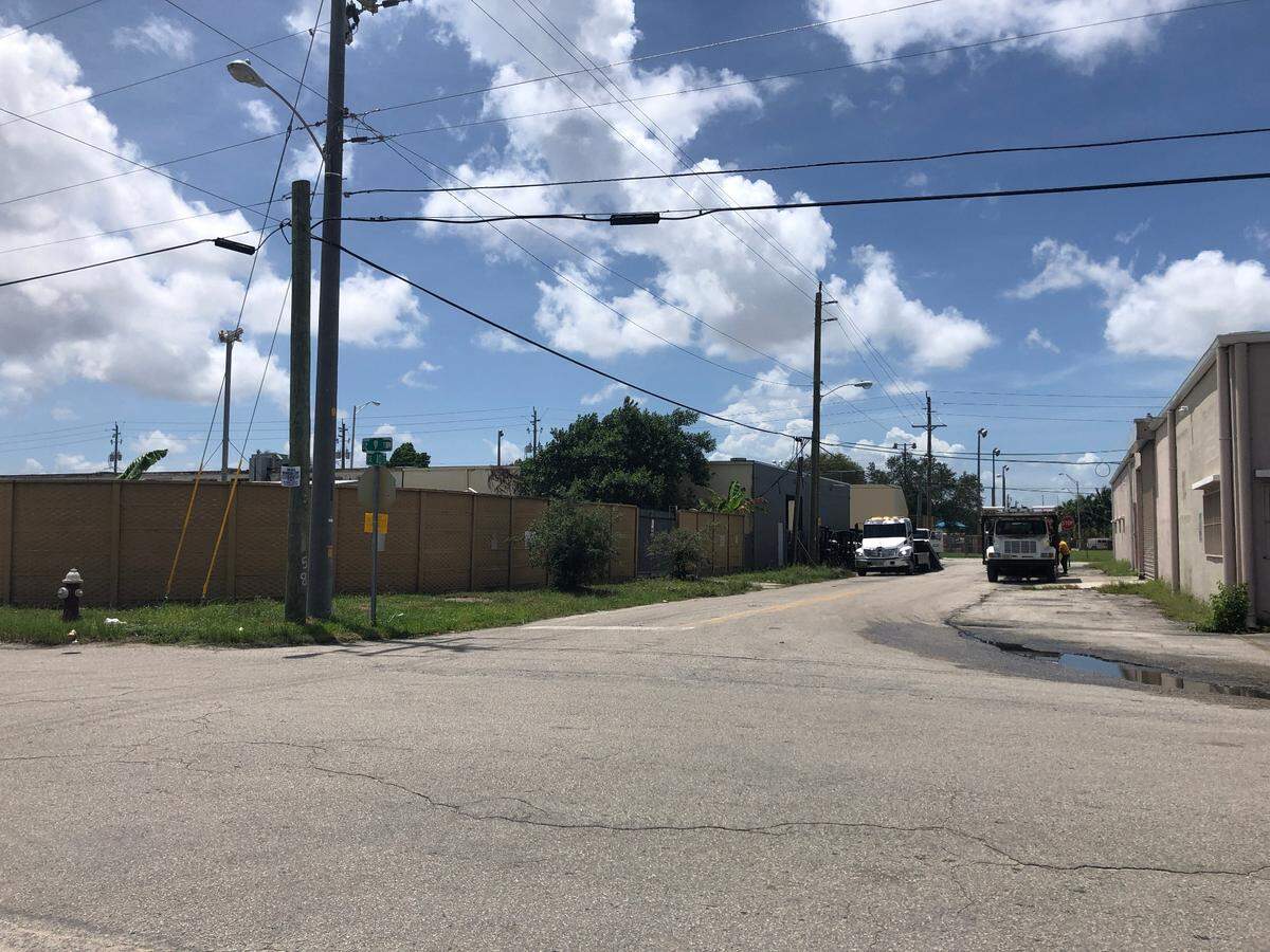 En el sureste de la Ciudad de Hialeah se ubican diversos galpones comerciales, muchos de ellos abandonados. La zona presenta estructuras deficientes o inadecuadas, que podrían mejorarse para aumentar el valor del área a través de la Agencia de Reurbanización Comunitaria (CRA)