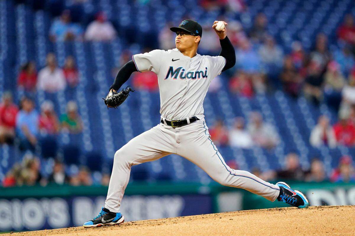 El abridor de los Marlins Jesús Luzardo lanza en el segundo inning del partido ante los Filis, celebrado el 6 de septiembre de 2022 en Filadelfia.