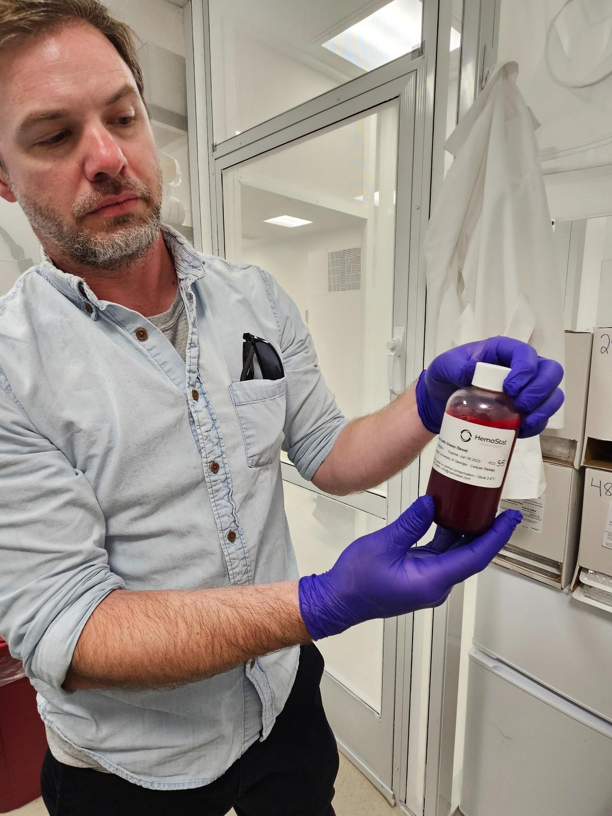 Ronald Drew Etheridge, profesor asistente de la Universidad de Georgia, estudia las herramientas moleculares utilizadas por el parásito&nbsp;Trypanosoma cruzi&nbsp;para adaptarse a diversos entornos. Sostiene la comida favorita del “insecto besador”: sangre. 