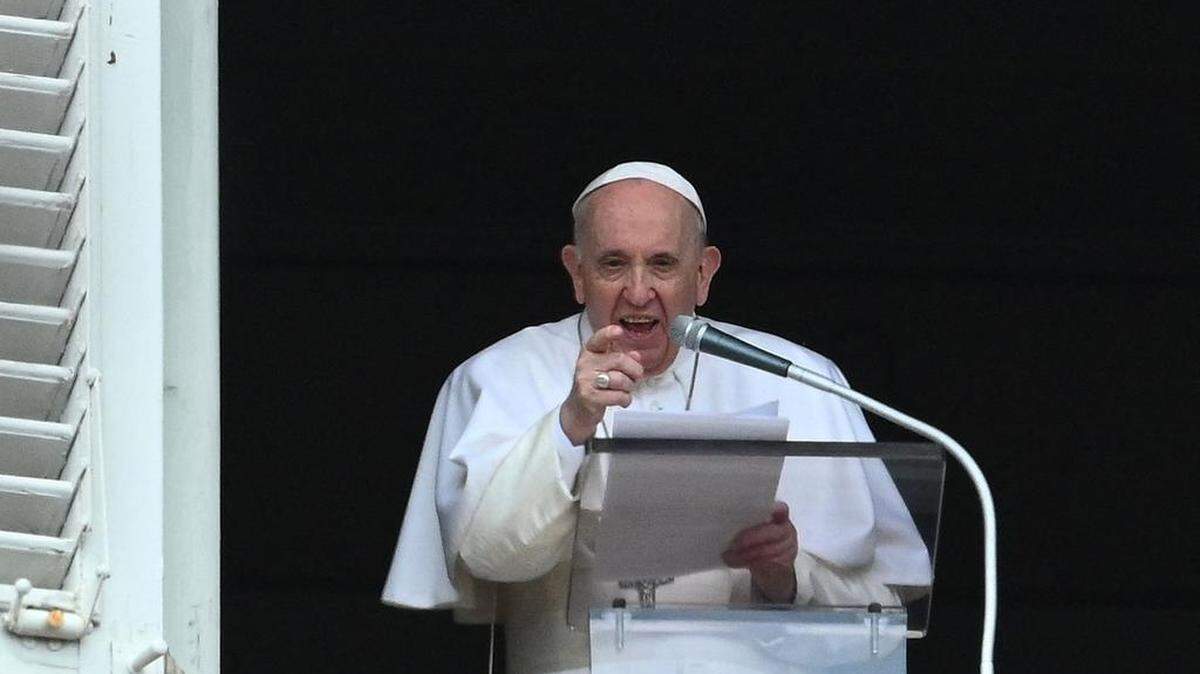 El Papa Francisco habla a los fieles desde la ventana de su estudio con vista a la Plaza de San Pedro en el Vaticano el 19 de septiembre de 2021 como parte de la oración del Ángelus. VINCENZO PINTO / AFP / Getty Images