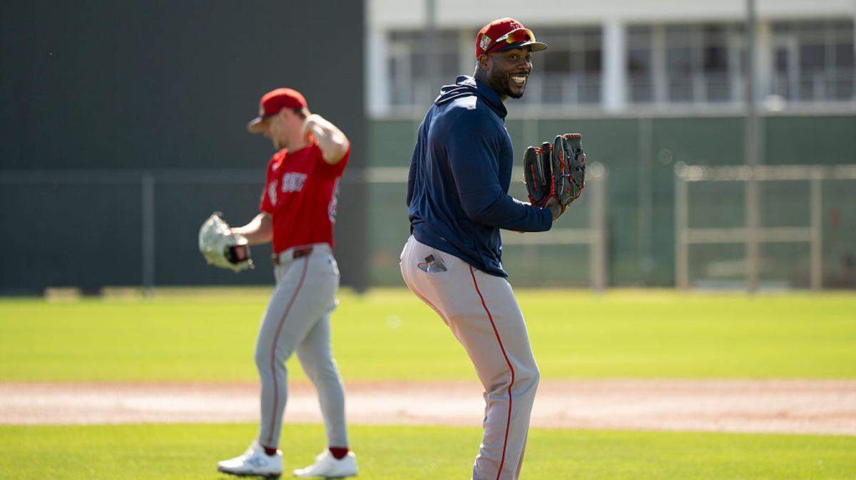 El lanzador cubano Aroldis Chapman practica rutinas de fildeo durante el entrenamiento de primavera de los Medias Rojas de Boston, el 11 de febrero de 2026 en Fort Myers, Florida. 