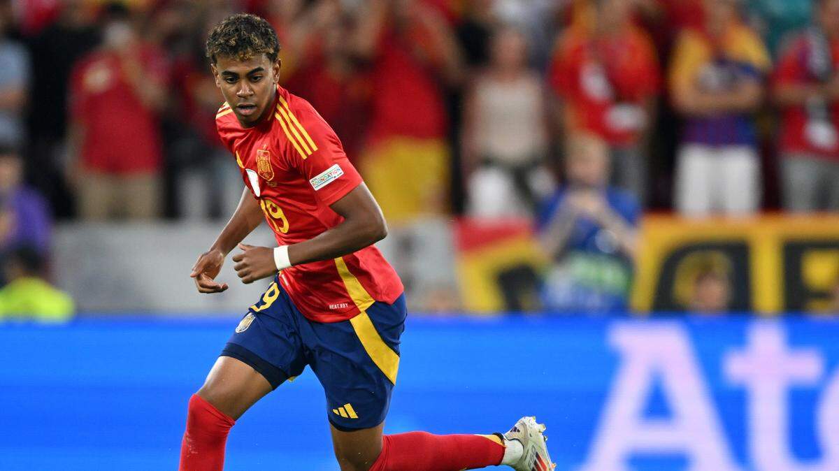 El jugador de España Lamine Yamal conduce la pelota ante Georgia, en el partido de octavos de final de la Eurocopa, celebrado el 30 de junio de 2024 en Colonia, Alemania.