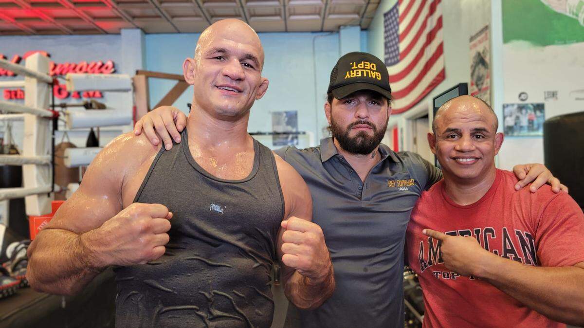 Junior Dos Santos junto al promotor Jorge Masvidal (centro) y su coach de striking Luciano Santos en el Gimnasio de la 5ta Calle en South Beach.