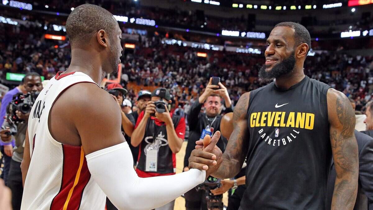Dwyane Wade (izq.) y LeBron James después de un partido entre el Heat y los Cavaliers, el 27 de marzo de 2018 en Miami.