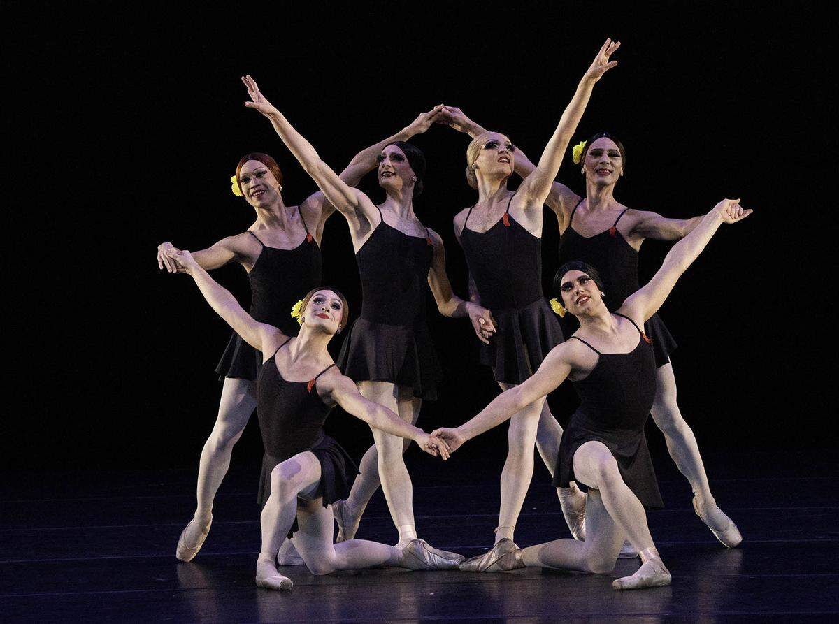 Los bailarines de Les Ballets Trockadero en “Go for Barocco”.