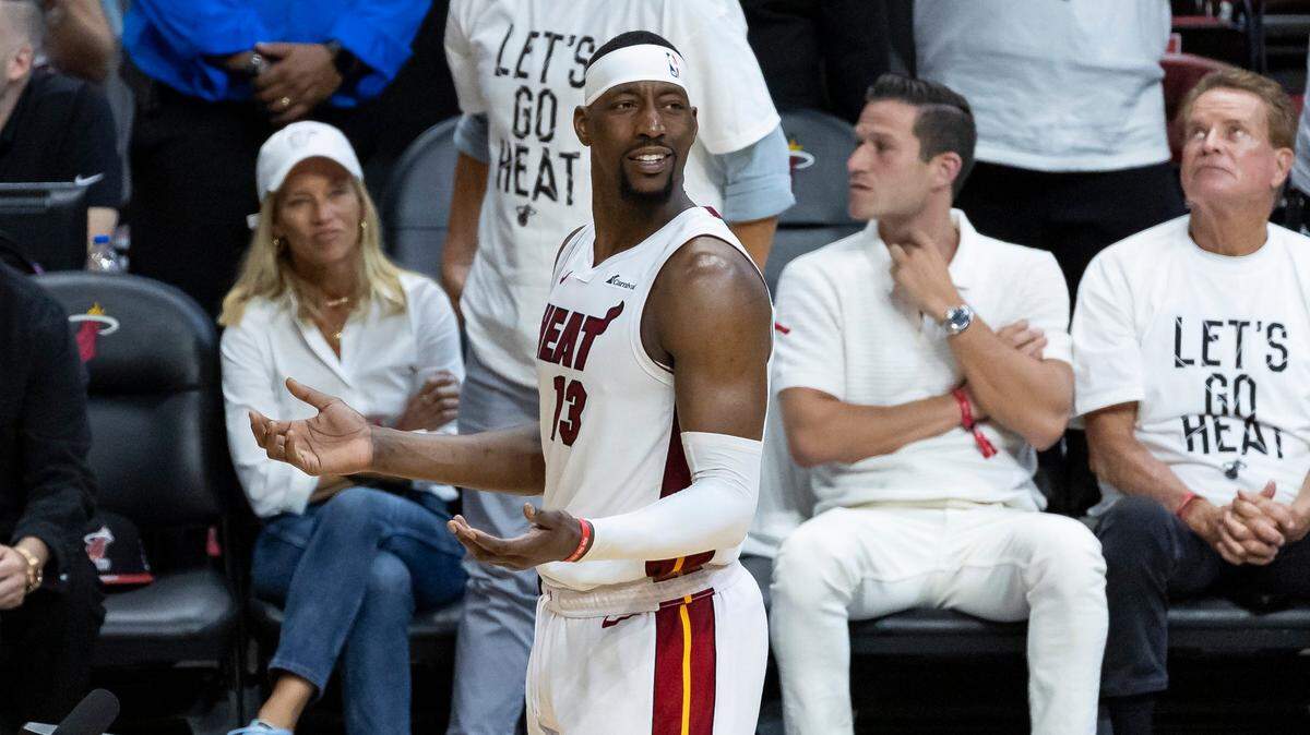 El centro del Heat Bam Adebayo reacciona en una jugada contra Jayson Tatum, de los Celtics de Boston, en el partido de playoffs celebrado el 29 de abril de 2024 en Miami.