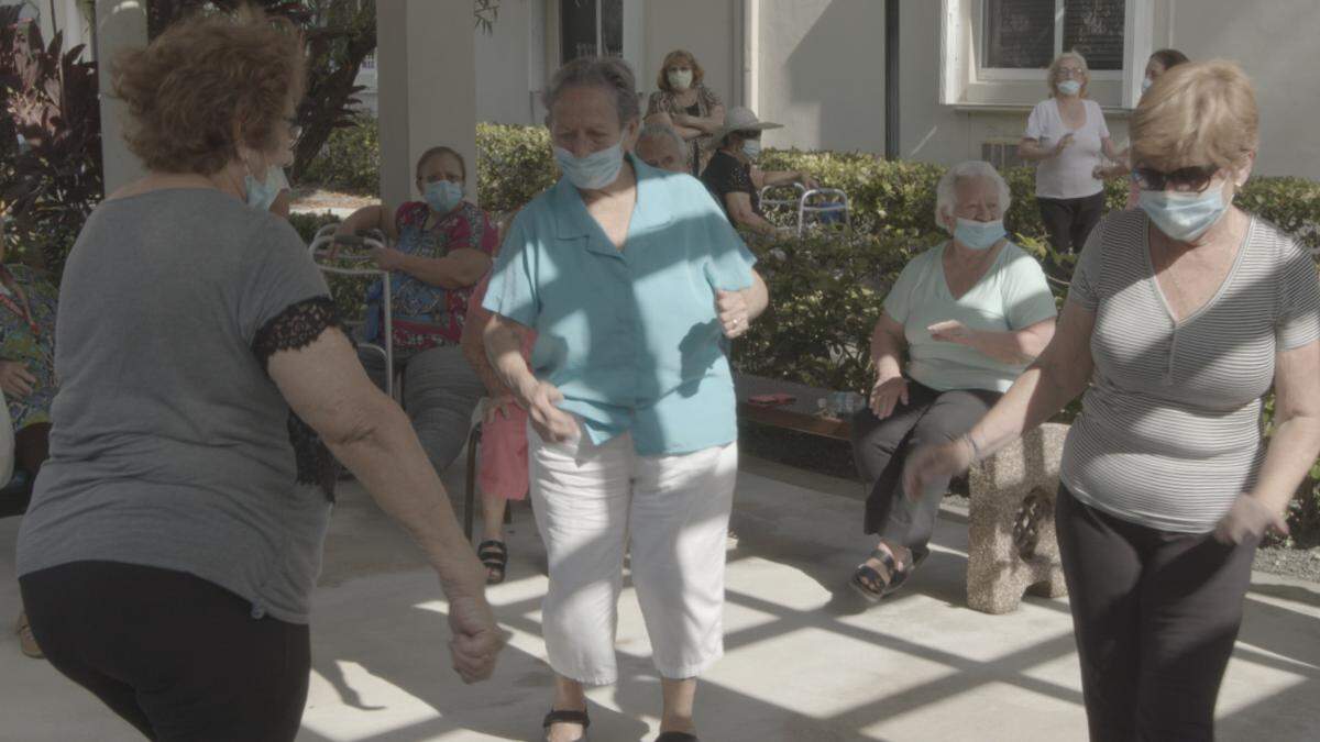 Muchas personas de la tercera edad encuentran en el baile un alivio para los achaques.