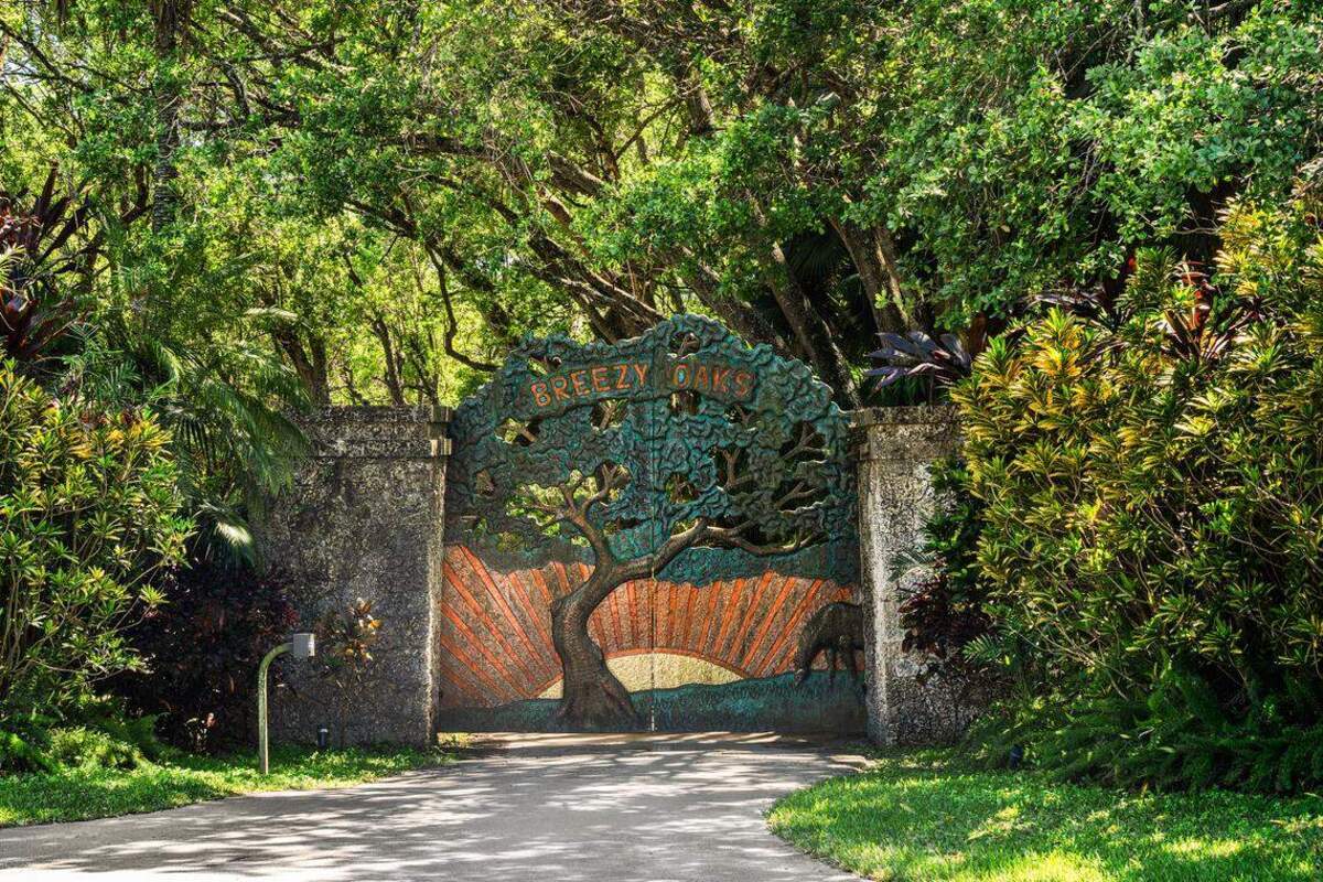 La entrada de la propiedad cuenta con un portón de cobre personalizado que dice “Breezy Oaks.” Jill Eber/1 Oak Studios