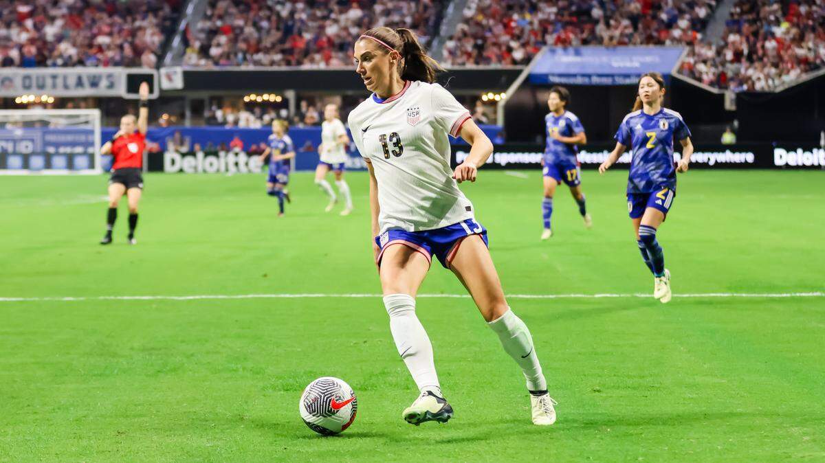 La delantera de Estados Unidos Alex Morgan conduce el balón en un partido ante Japón, el 6 de abril de 2024 en el Mercedes-Benz Stadium en Atlanta.