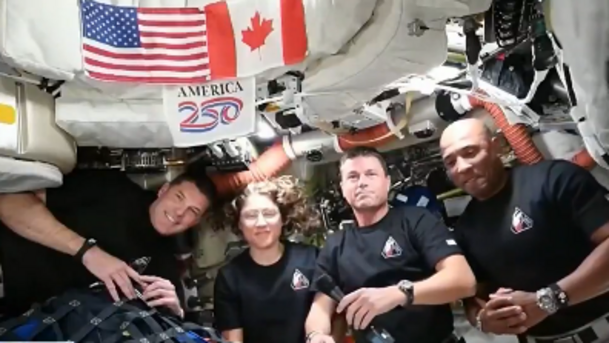 El presidente de Estados Unidos, Donald Trump conversó y agradeció su valentía a los cuatro tripulantes de la nave Orión de Artemis II, quienes le relataron en vivo sus experiencias tras navegar por el lado oscuro de la luna en la etapa cumbre de su misión antes de iniciar su regreso a la tierra.