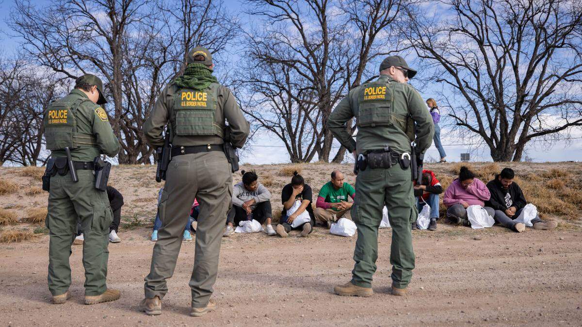 Un grupo de inmigrantes es detenido por la Patrulla de Fronteras de Estados Unidos en Quemado, Texas, el 3 de febrero de 2024.
