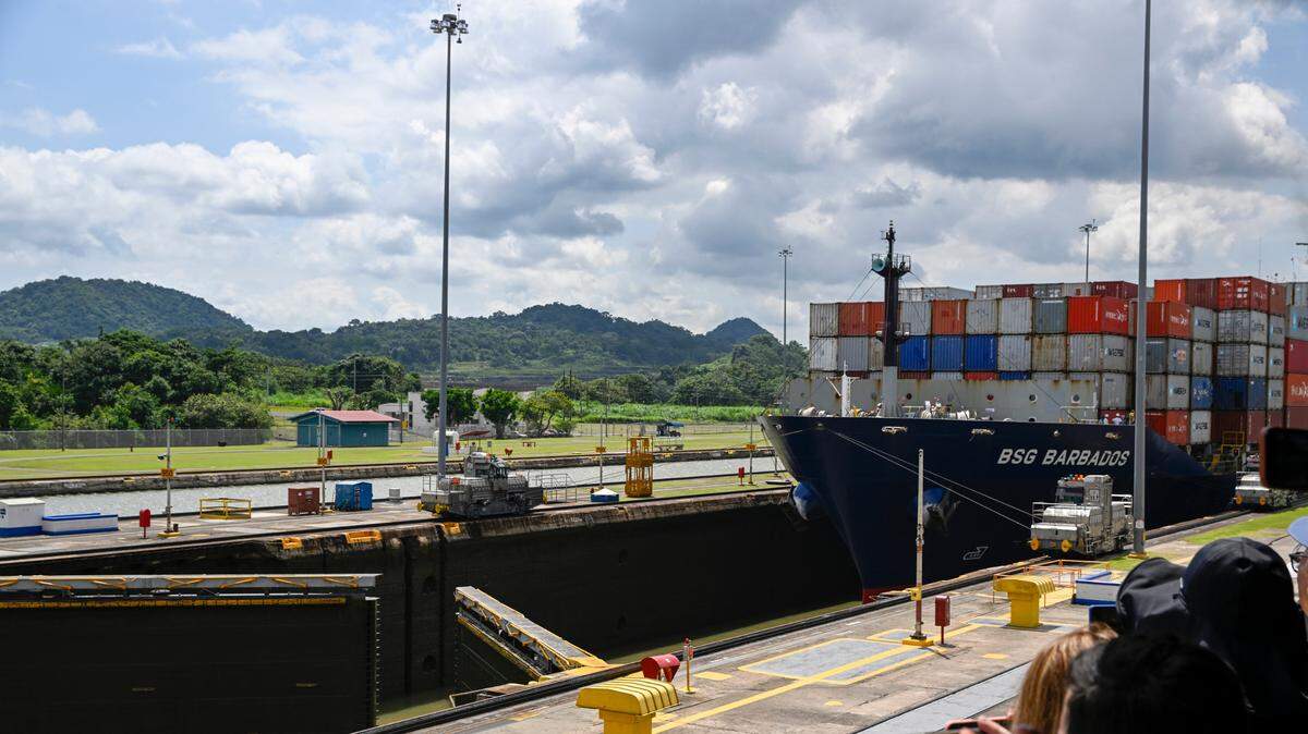 Un buque de contenedores pasa por el Canal de Panamá, el 6 de septiembre de 2024.